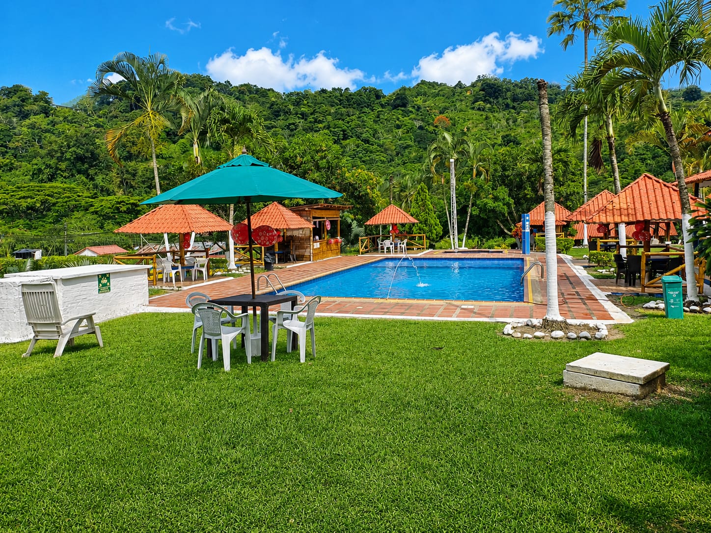 Zonas de descanso con vista a la piscina y montañas